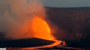 Novo vídeo mostra vulcão Kilauea expelindo lava a 30 metros