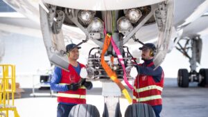 Pai e filho trabalham na manutenção de aviões em Guarulhos
