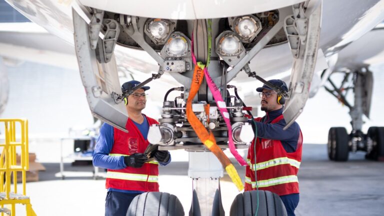 Pai e filho trabalham na manutenção de aviões em Guarulhos