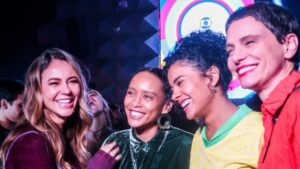 Paolla Oliveira curte festa com elenco de "Vale Tudo"