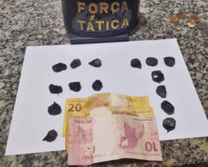 Polícia Militar fecha boca de fumo e prende dois homens por tráfico de drogas em Coxim