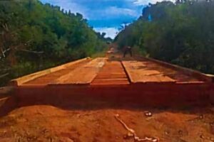 Ponte sobre córrego é reconstruída após pedido de Zé Teixeira