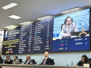 Por 11 votos a 10, moção de apoio a Eduardo Bolsonaro é rejeitada em Campo Grande