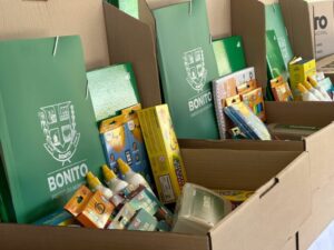 Prefeitura de Bonito inicia entrega de mais de 3 mil kits escolares para alunos da rede municipal