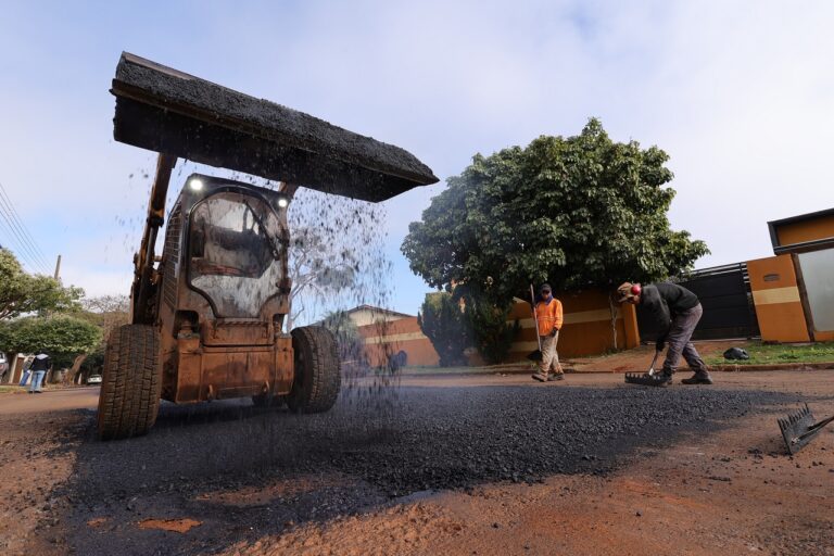 Prefeitura inicia operação tapa-buraco no bairro Campo Dourado