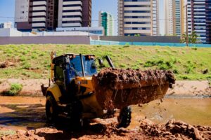 Prefeitura intensifica ações de prevenção para o período chuvoso com limpeza de córregos e manutenção urbana