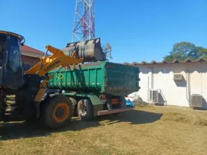 Prefeitura notifica e limpa terreno no Centro de Bonito