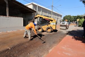 Prefeitura recupera pavimentação em importante via de Vila Vargas