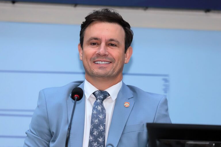 Sancionada lei do vereador Salineiro para zerar gasto de dinheiro público em decoração de Natal