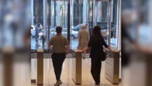Sem perceber, homem invade gravação de "O Diabo Veste Prada 2"