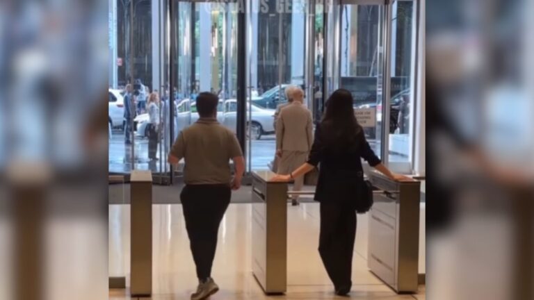 Sem perceber, homem invade gravação de "O Diabo Veste Prada 2"