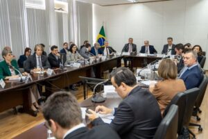 Setores atingidos por tarifaço pedem crédito e abertura de novos mercados para o governo