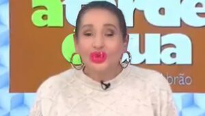 Sonia Abrão surpreende ao chupar chupeta ao vivo