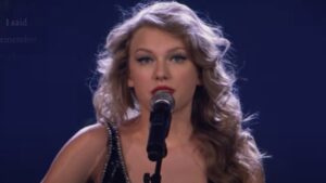 Taylor Swift anuncia lançamento do 12º álbum da carreira