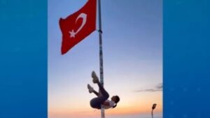 Turista é investigada na Turquia por pole dance com bandeira