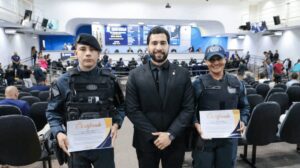 Vereador Fábio Rocha presta homenagem a policiais que salvaram bebê engasgado no bairro União