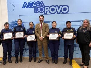 Vereador Flávio Cabo Almi presta homenagem a guardas civis metropolitanas em ação do Agosto Lilás