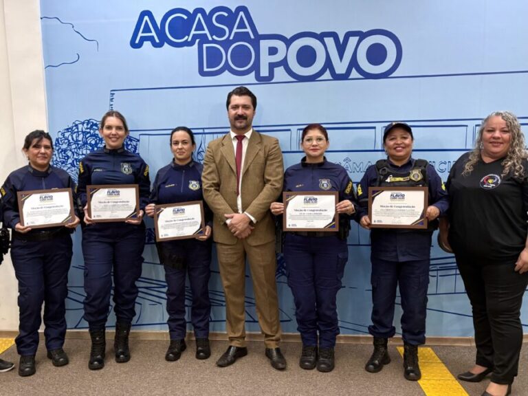 Vereador Flávio Cabo Almi presta homenagem a guardas civis metropolitanas em ação do Agosto Lilás