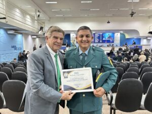 Vereador Veterinário Francisco homenageia policial militar por ato heroico em Campo Grande