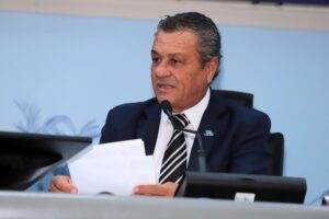 Vereador reivindica melhorias na sinalização viária para garantir mais segurança à população