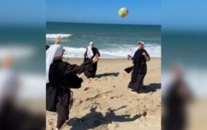 Vídeo de religiosas jogando vôlei em praia do Ceará viraliza