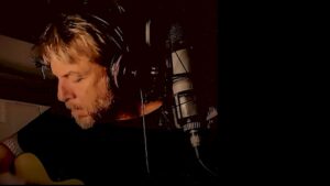 Vinny lança acústico com nova versão de 'Heloisa, Mexe a Cadeira'