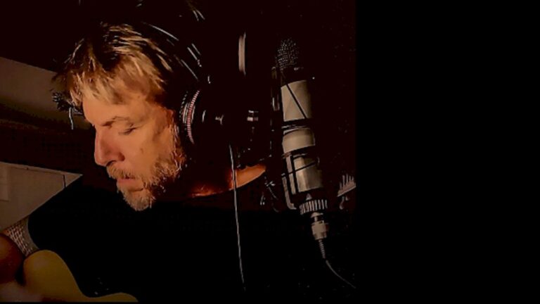 Vinny lança acústico com nova versão de 'Heloisa, Mexe a Cadeira'