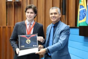 Zeca do PT homenageia advogado tributário e ativista jurídico em sessão solene da Alems