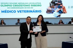 Vereador Wilson Lands entrega Medalha Legislativa “Olímpio Crisóstomo Ribeiro” à Dra. Nathalia Guedes em celebração ao Dia do Médico Veterinário