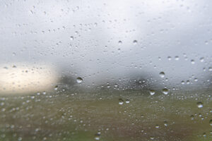 Alagamentos e tempo quente e seco; clima se divide no Brasil, com chuvas de até 80 mm