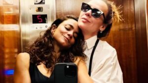 Alice Braga declara amor para Renata Brandão em foto romântica