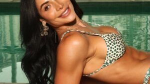 Aline Mineiro exibe abdômen trincado em dia de piscina