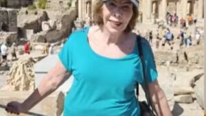 Aos 85 anos, influenciadora mostra o mundo viajando sozinha