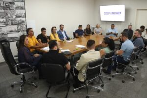 Após ouvir vereadores e professores, Prefeitura revê decreto e amplia estudo sobre piso da educação