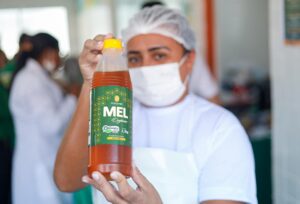 Após taxação dos EUA, produtores destinam 11 toneladas de mel para merenda escolar