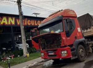 Bombeiros combatem princípio de incêndio em carreta em Coxim