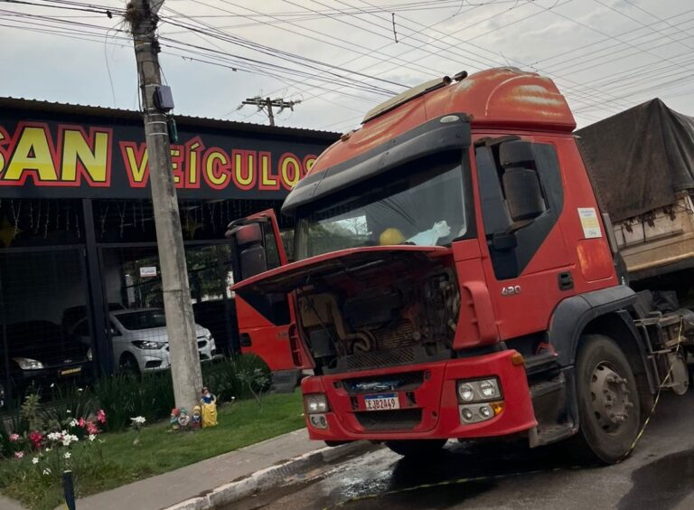 Bombeiros combatem princípio de incêndio em carreta em Coxim