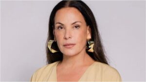 Carolina Ferraz fala sobre vida amorosa e descarta casar de novo