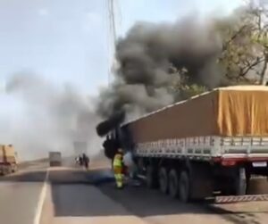 Carreta carregada com milho pega fogo após pneu estourar na BR-163, próximo a Pedro Gomes