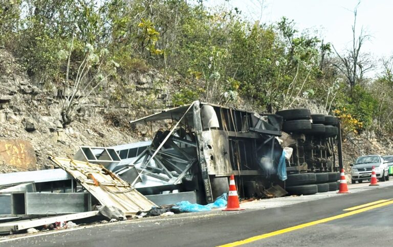 Carreta tomba às margens da BR-163 em Coxim; motorista fica em estado de choque