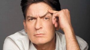 Charlie Sheen revela perda da virgindade com amigo
