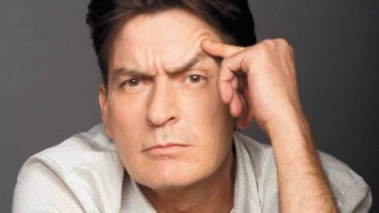 Charlie Sheen revela perda da virgindade com amigo