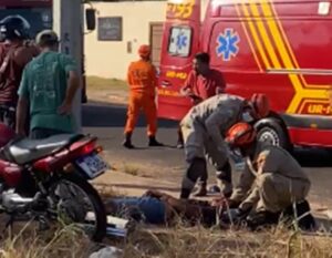 Colisão entre moto e carro deixa motociclista ferido no Mendes Mourão, em Coxim