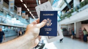 Passagem aérea e passaporte