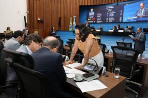 Deputados votam dez propostas na primeira sessão da semana