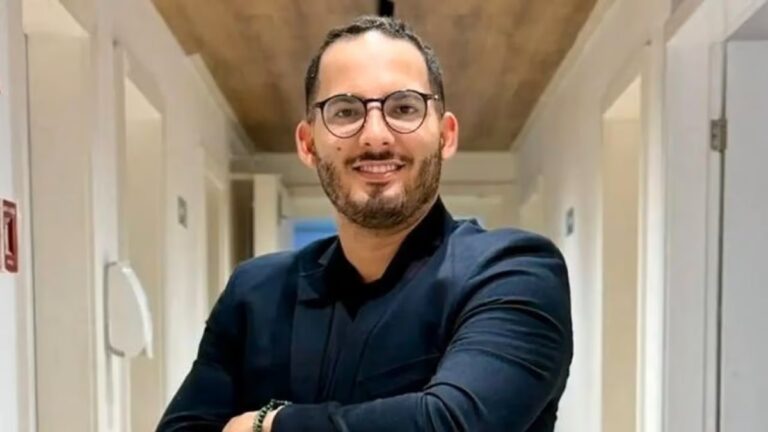 Diretor do SBT sai do motel com repórter casada e é preso