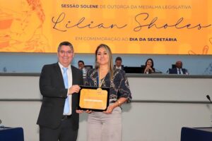 Dr. Victor Rocha entrega a Medalha Lilian Sholes a Jakeline Noriega no Dia Municipal da Secretária