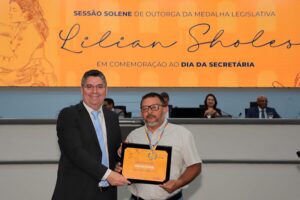 Dr. Victor Rocha entrega a Medalha Lilian Sholes a Mário San Severino no Dia Municipal da Secretária