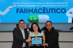 Dr. Victor Rocha homenageia farmacêutica Lillyan Leiko Harasaki com a “Medalha Legislativa Dr. Tatsuya Sakuma”