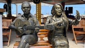 Estátua de Preta Gil é inaugurada ao lado da escultura do pai